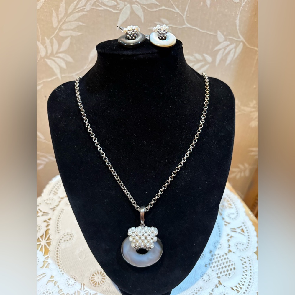 Mother of Pearl Cluster Iridescent Donut Pendant Necklace with Earrings - Picture 4 of 4